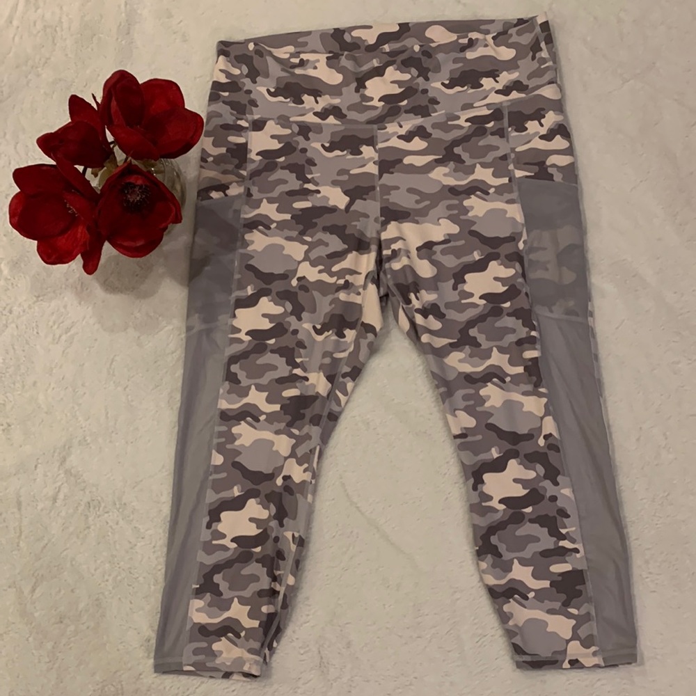 🌹 FABLETICS POWERHOLD • High Waisted Camouflage Workout Leggings